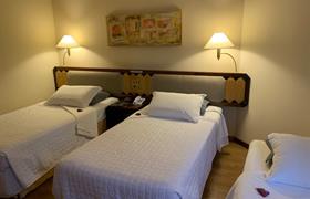 Standard Twin Triplo do Golden Tower Pinheiros by Fênix Hotéis