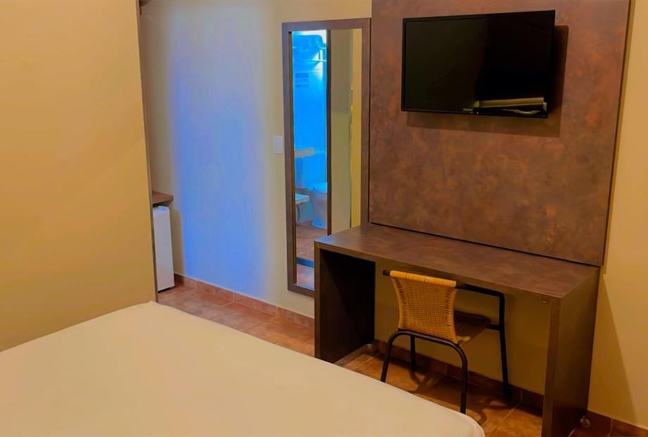 escritorio entrada banheiro.jpg