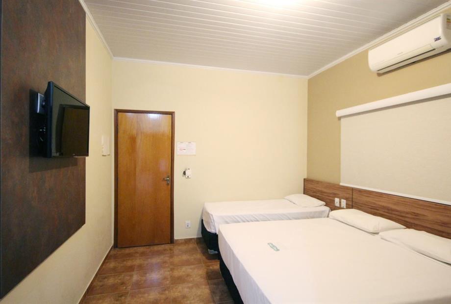 apto superior camas + tv.jpg