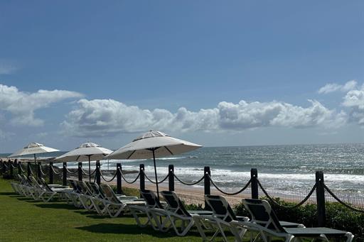 cadeiras enfrente a praia.jpg