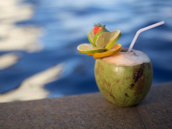 coco beira piscina.jpg