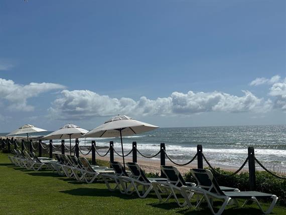 cadeiras enfrente a praia.jpg