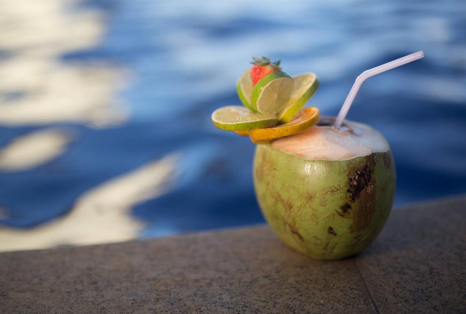 coco beira piscina.jpg