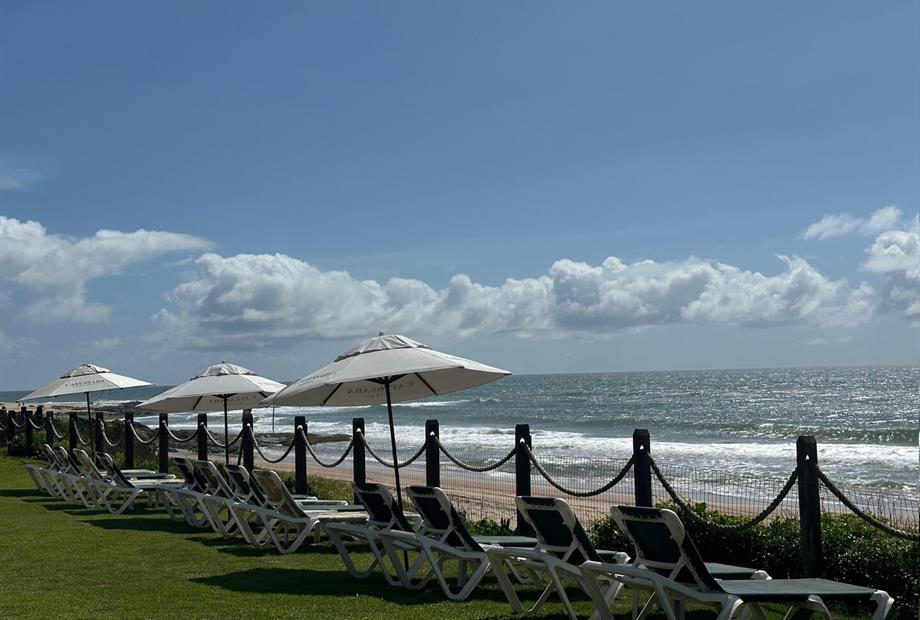 cadeiras enfrente a praia.jpg