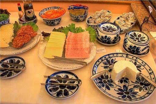 cafe da manha queijos e outros.jpg