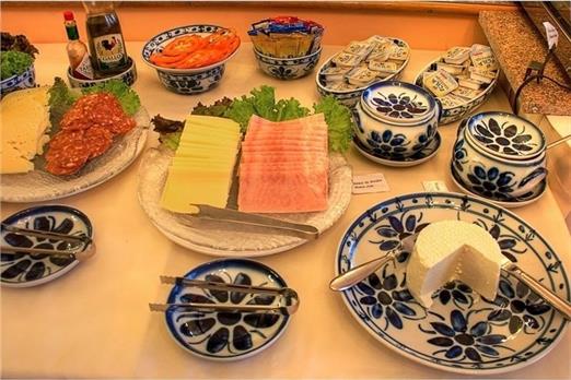 cafe da manha queijos e outros.jpg