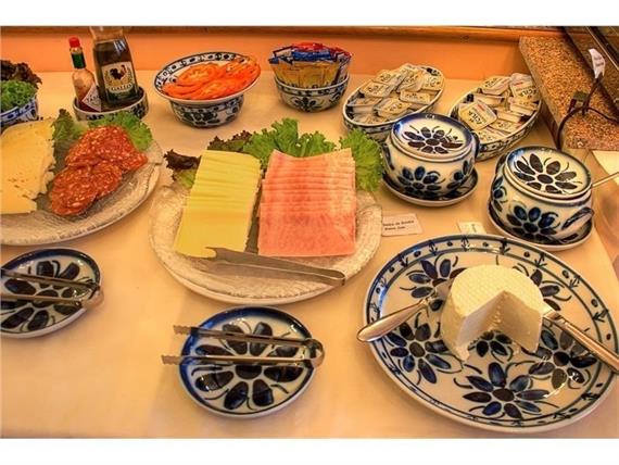 cafe da manha queijos e outros.jpg