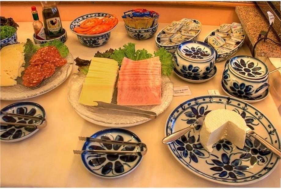 cafe da manha queijos e outros.jpg