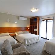 QUARTO QUÁDRUPLO CASAL + 2 SOLTEIRO