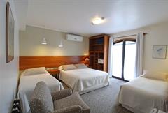 QUARTO QUÁDRUPLO CASAL + 2 SOLTEIRO