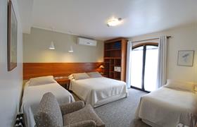 QUARTO QUÁDRUPLO CASAL + 2 SOLTEIRO do Pousada Villa Capivary