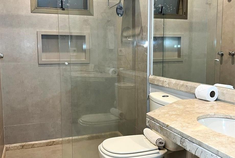 foto banheiro 1906-enhanced-sr.jpg