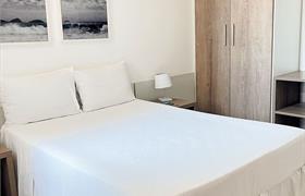 Dormitorio de lujo con cama doble de Promenade Prime - Itaboraí
