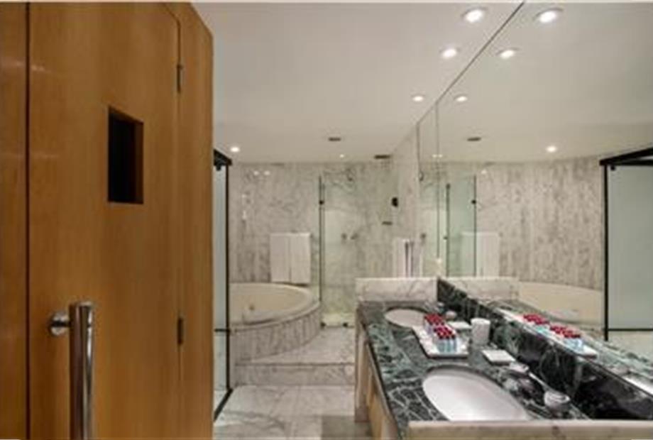 Banheiro da Suíte com sauna e jacuzzi