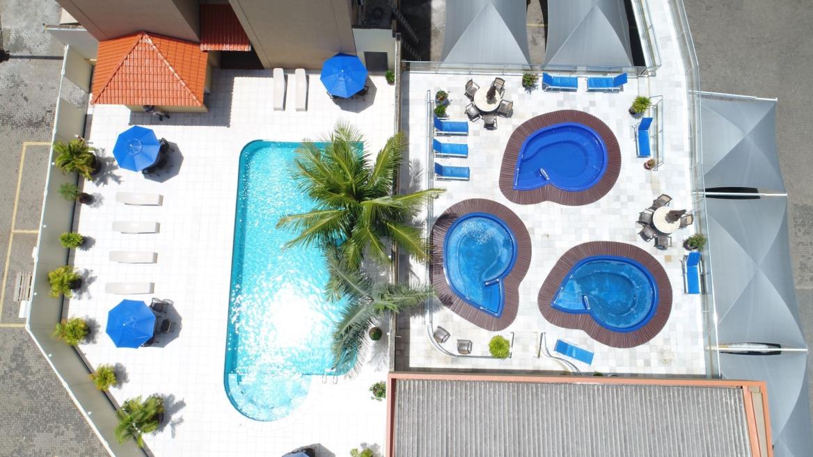 piscinaejacuzziaerea-omni.JPG