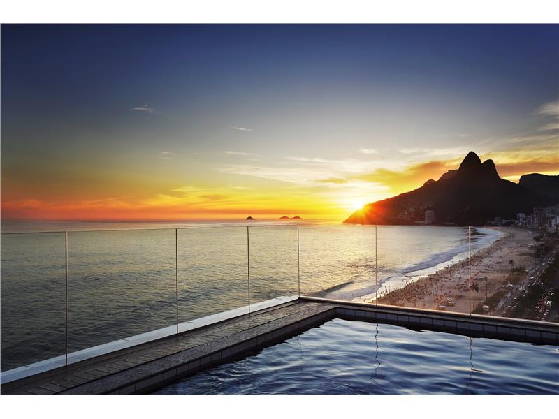 Por do sol na piscina