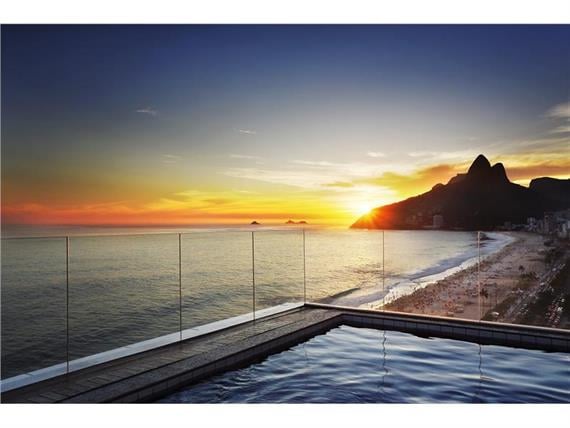 Por do sol na piscina