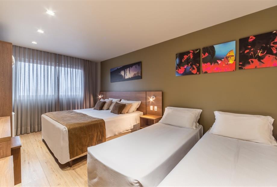 81 suíte com banheira (quádrupla).jpg