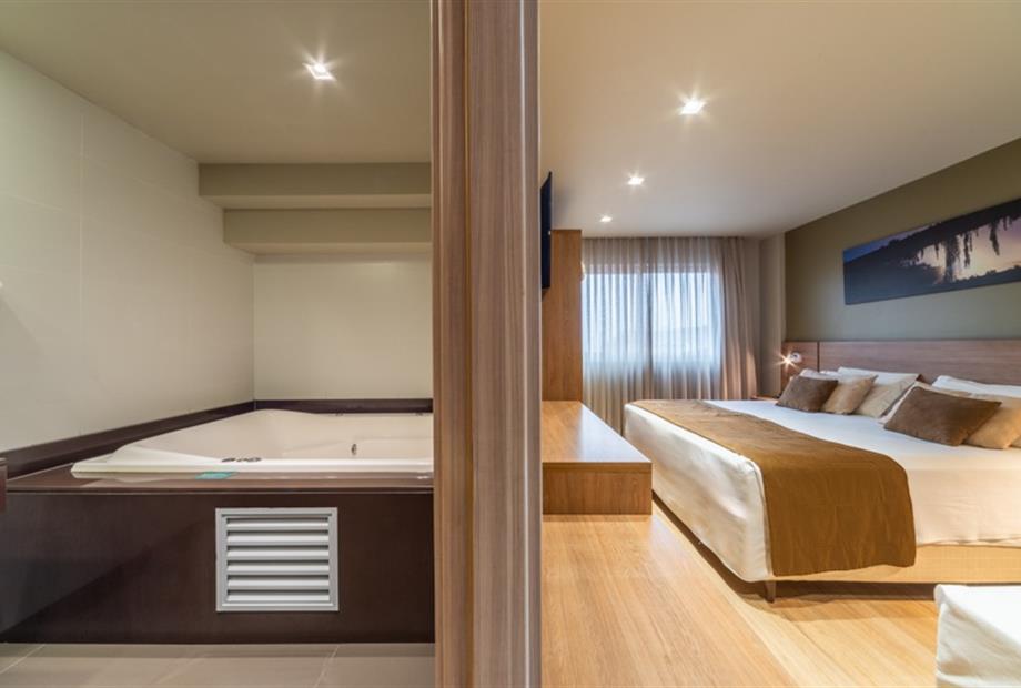 83 suíte com banheira (quádrupla).jpg