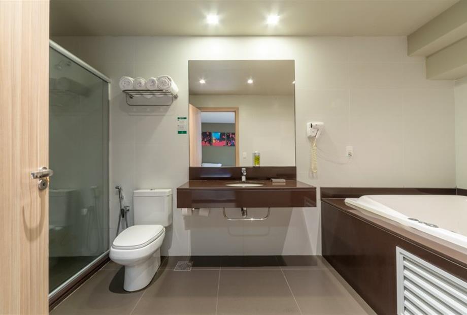 84 suíte com banheira (quádrupla).jpg