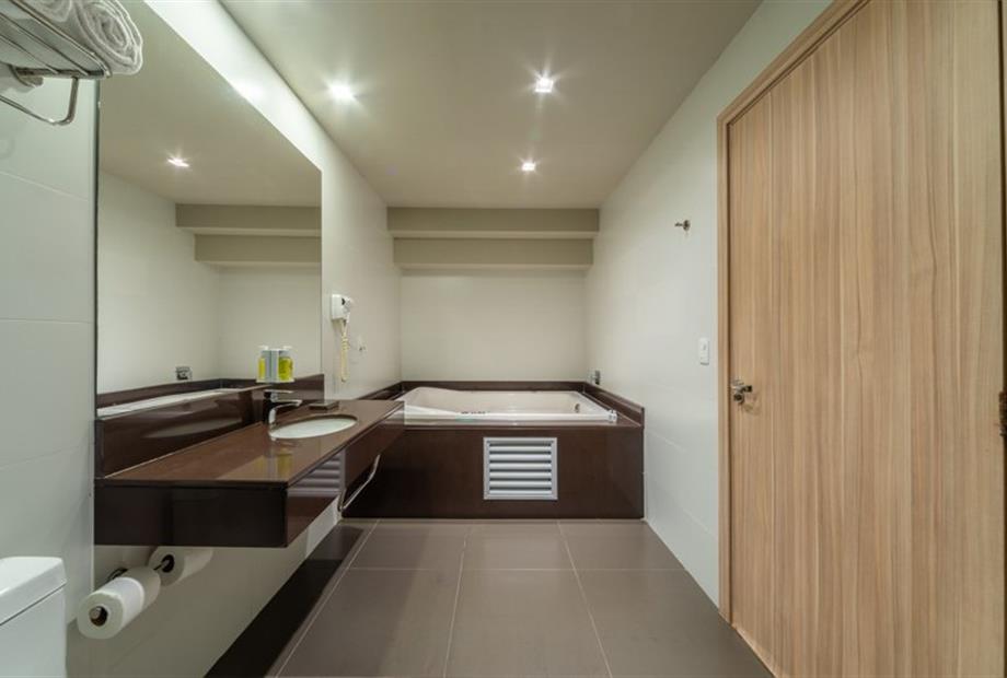 85 suíte com banheira (quádrupla).jpg