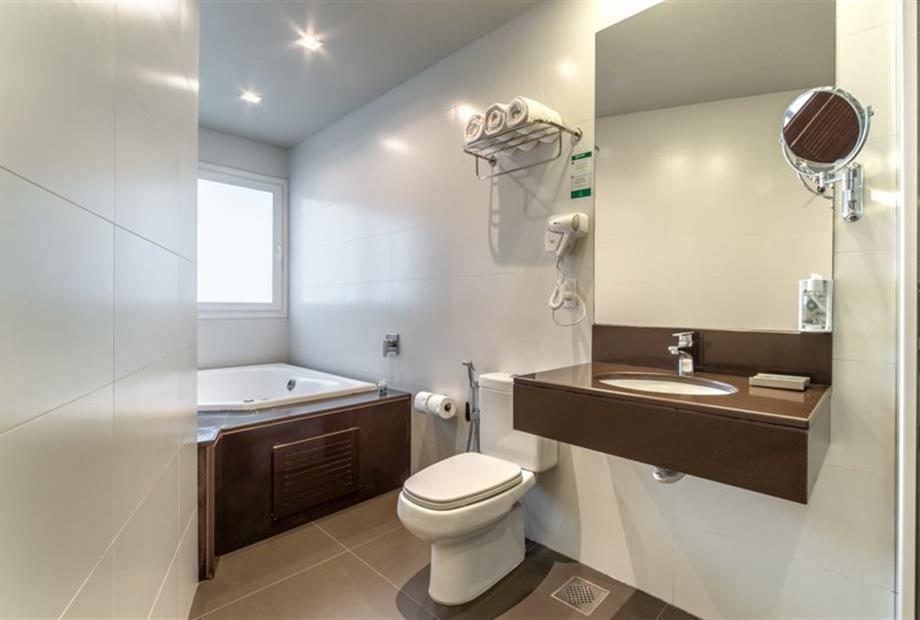 94 suíte premium com banheira.jpg