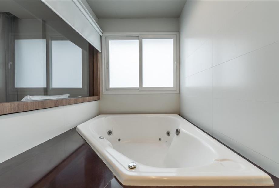 95 suíte premium com banheira.jpg