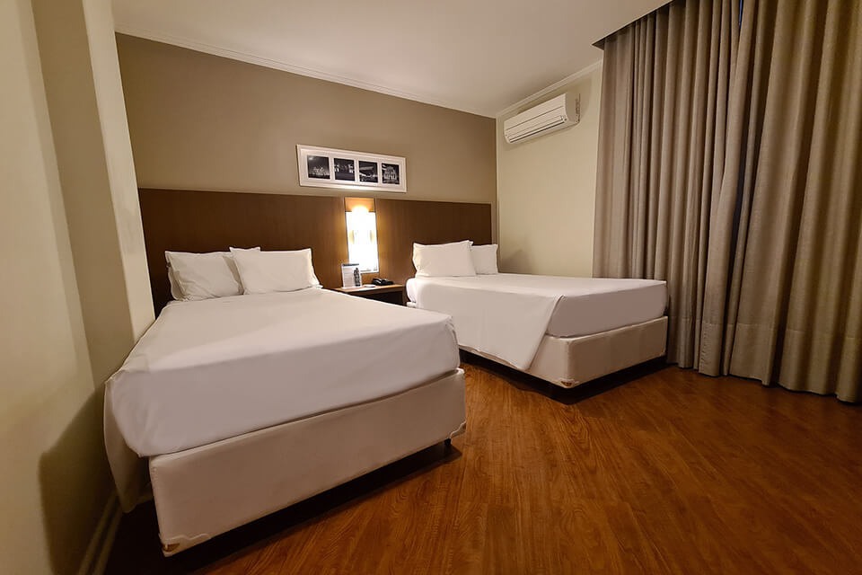 hotel-deville-curitiba_superior-2-camas-ind_01.jpg