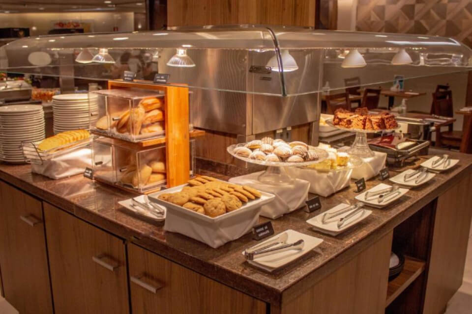 hotel-deville-curitiba_cafe-da-manha_01.jpg
