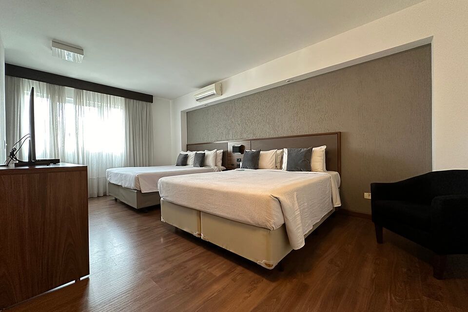 hotel-deville-curitiba_luxo-2-camas-casal_01.jpg