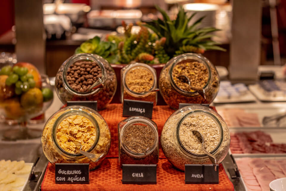 hotel-deville-curitiba_cafe-da-manha_05.jpg
