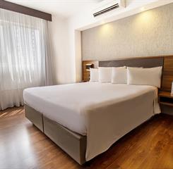 hotel-deville-curitiba_luxo-1-cama-casal_01.jpg