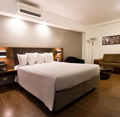 hotel-deville-curitiba_luxo-1-cama-casal_03.jpg