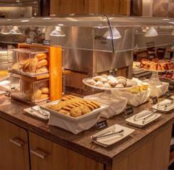 hotel-deville-curitiba_cafe-da-manha_01.jpg