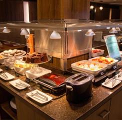 hotel-deville-curitiba_cafe-da-manha_03.jpg
