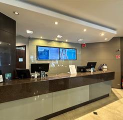 hotel-deville-curitiba_recepcao_01.jpg