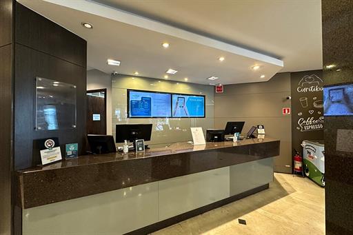 hotel-deville-curitiba_recepcao_01.jpg
