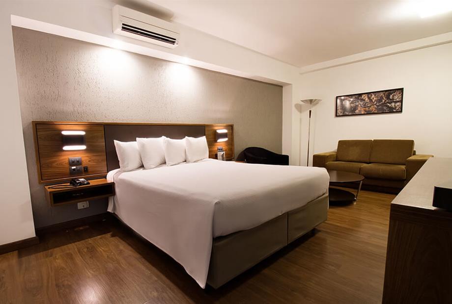 hotel-deville-curitiba_luxo-1-cama-casal_03.jpg