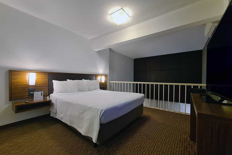 hotel-deville-curitiba_quarto-suite-duplex_01.jpg