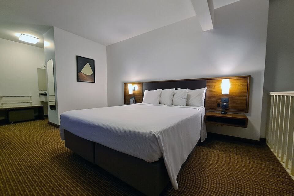 hotel-deville-curitiba_quarto-suite-duplex_02.jpg