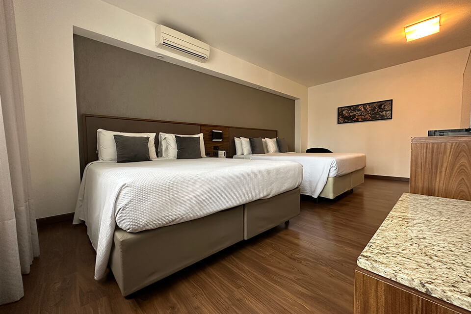 hotel-deville-curitiba_luxo-2-camas-casal_02.jpg