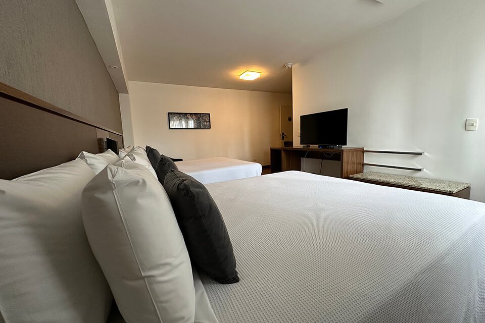 hotel-deville-curitiba_luxo-2-camas-casal_03.jpg