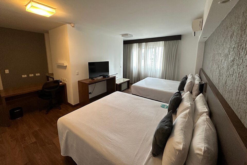 hotel-deville-curitiba_luxo-2-camas-casal_04.jpg
