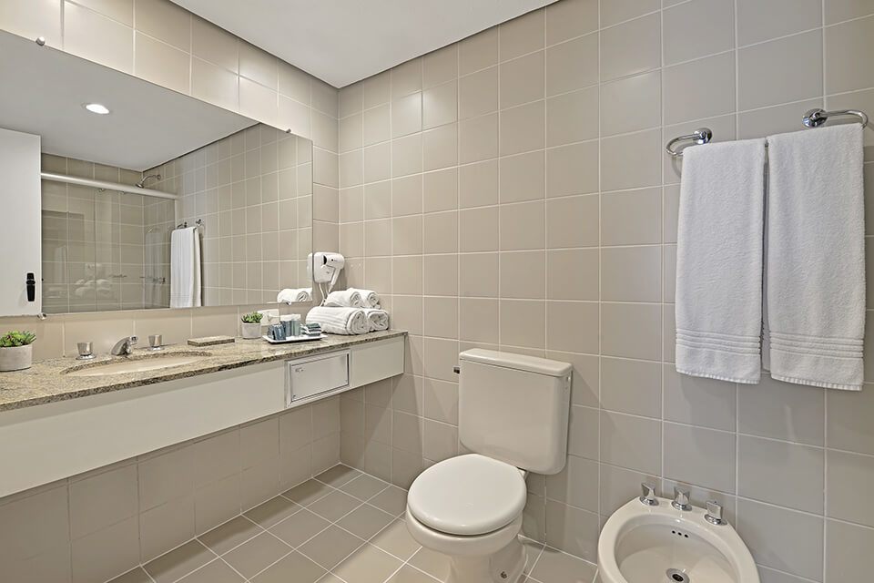 hotel-deville-curitiba_luxo-2-camas-casal_05.jpg