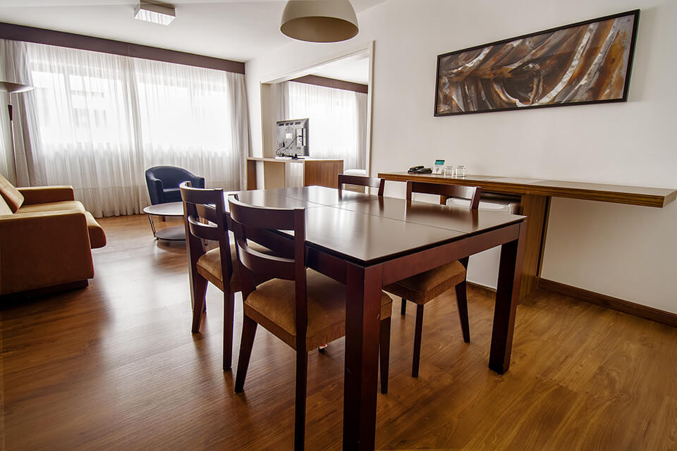 hotel-deville-curitiba_luxo-1-cama-casal_02.jpg