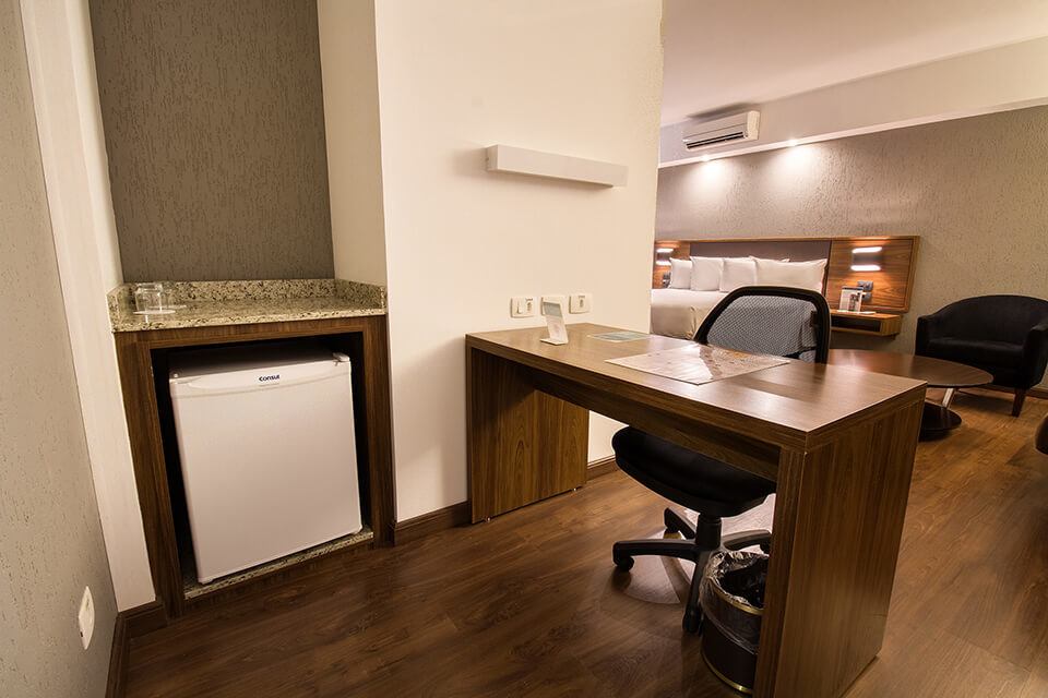 hotel-deville-curitiba_luxo-1-cama-casal_04.jpg