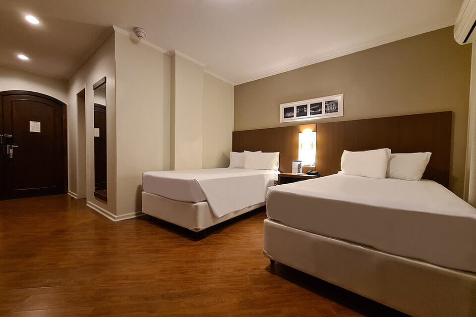 hotel-deville-curitiba_superior-2-camas-ind_02.jpg