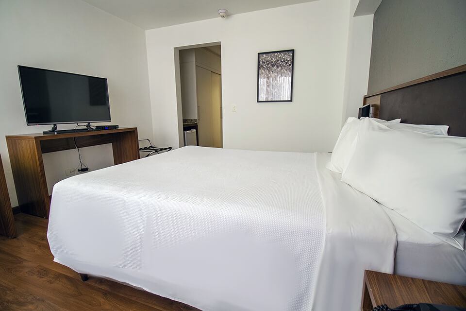 hotel-deville-curitiba_sup-1-cama-queen_04.jpg