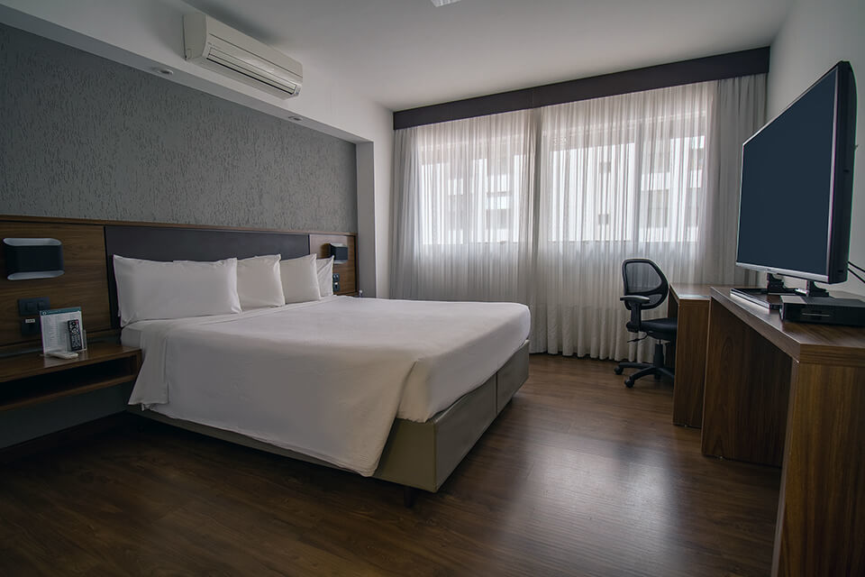 hotel-deville-curitiba_sup-1-cama-queen_01.jpg