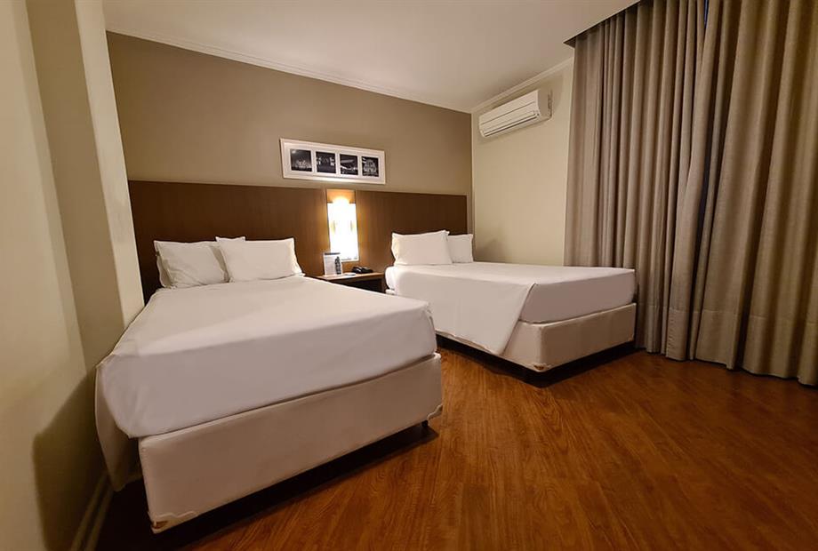 hotel-deville-curitiba_superior-2-camas-ind_01.jpg